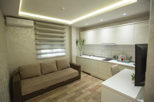 a living room with a couch and a kitchen at Apartmani Rekic-Dubai in Novi Pazar