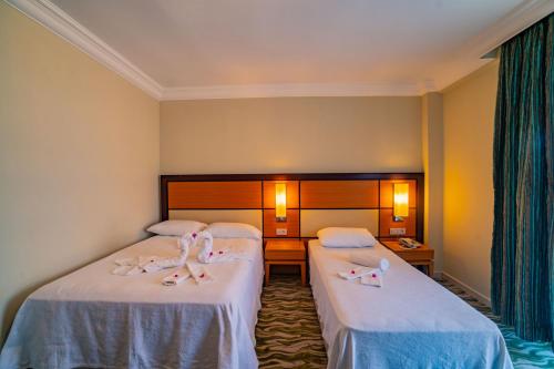 En eller flere senge i et værelse på Prenses Sealine Beach Hotel
