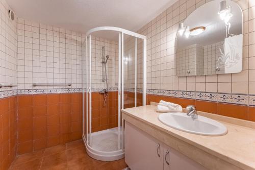 uma casa de banho com um lavatório e um chuveiro em Los Cristianos Duplex em Arona