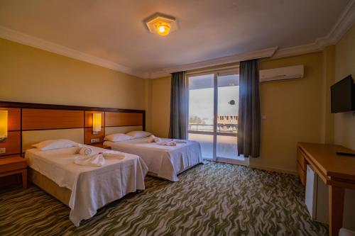 En eller flere senge i et værelse på Prenses Sealine Beach Hotel