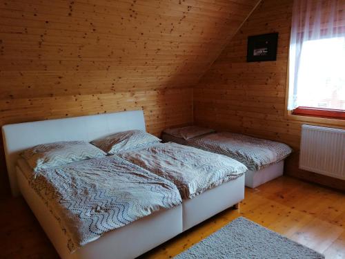 En eller flere senge i et værelse på Zrub Nová Lesná