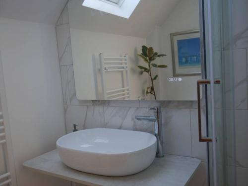 ein Badezimmer mit einem großen weißen Waschbecken und einem Spiegel in der Unterkunft Cheltenham accommodation -self-catering-2 bedrooms in Cheltenham
