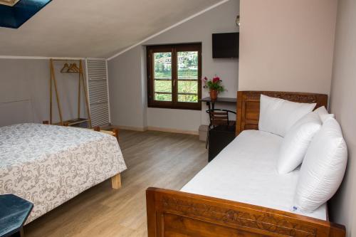 1 dormitorio con cama, escritorio y ventana en B&B Miellò, en Mango