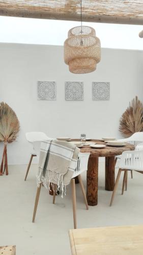 jadalnia ze stołem i krzesłami w obiekcie NOMAD SURF HOUSE w Corralejo