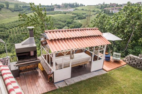 dom w kształcie piernika z dachem w obiekcie B&B Miellò w mieście Mango