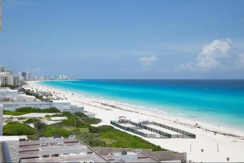 een uitzicht op een strand met de oceaan bij Villas Marlin by Andiani Travel in Cancun