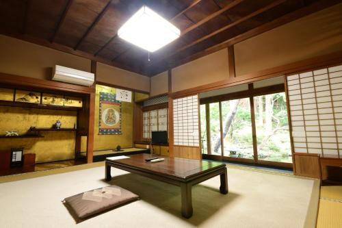 a living room with a table in a room at 高野山 宿坊 龍泉院 -Koyasan Shukubo Ryusenin- in Koyasan