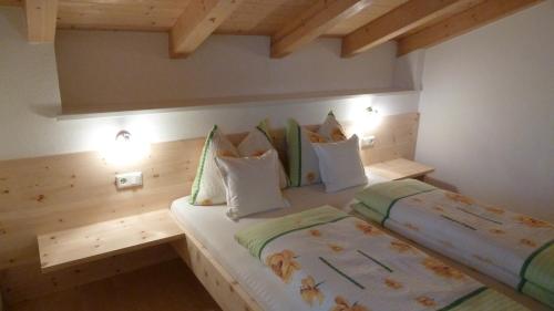 a bedroom with two twin beds in a room at Appartements Sonngarten in Campo Tures