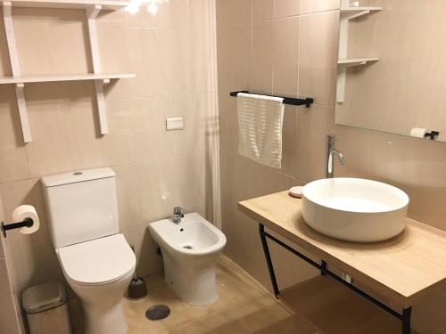 een badkamer met een wit toilet en een wastafel bij Acogedor y Luminoso piso con balcón in Arona