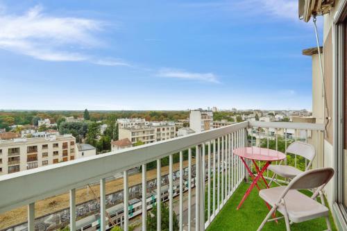 uma varanda com uma mesa e cadeiras e uma vista em Nice 2 stars apartment with balcony - Vincennes - Welkeys em Vincennes