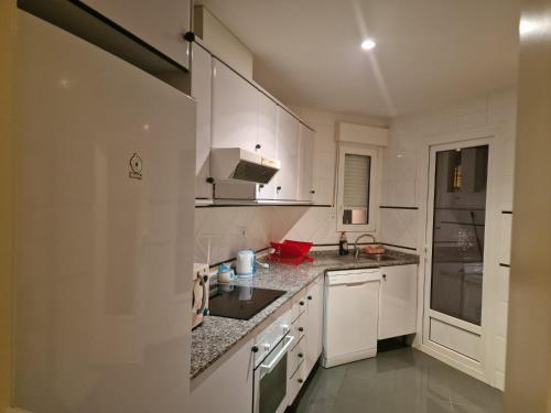 Kuchyň nebo kuchyňský kout v ubytování APARTAMENTO CON JARDIN EN PLAYA CABO ROIG tiene WIFI