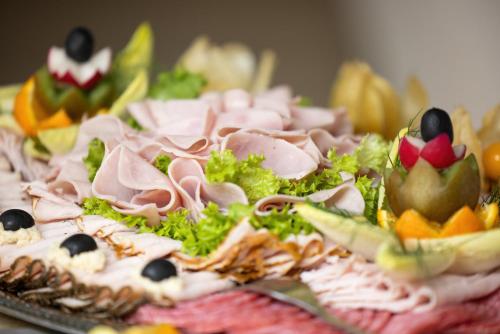 Makanan di atau berdekatan rumah tamu ini