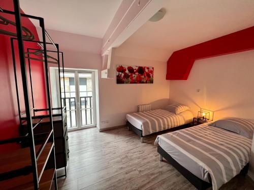 - une chambre avec 2 lits et des lits superposés dans l'établissement L'authentique Doloise Spa, à Dol-de-Bretagne
