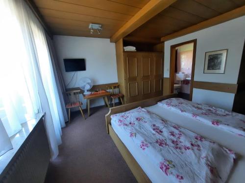 um quarto de hotel com duas camas e uma televisão em Telfer Stubm em Telfs
