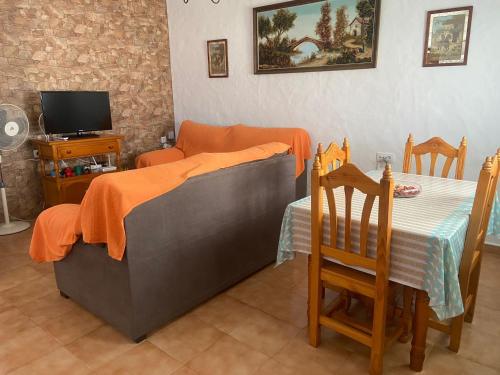 カディスにあるcasa luciaのベッドルーム(ベッド1台、テーブル、テレビ付)