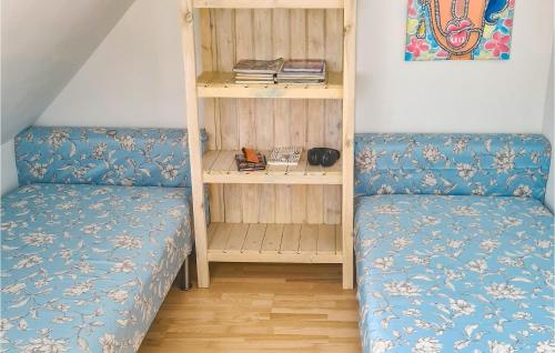 um quarto com duas camas e uma estante de livros em Gorgeous Apartment In Wolin With Wifi em Wolin