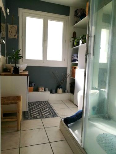 La salle de bains est pourvue d'une douche et d'une fenêtre. dans l'établissement Sweet home en plein coeur de Quimper, à Quimper