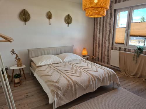 Ένα ή περισσότερα κρεβάτια σε δωμάτιο στο Häuschen im Grünen mit Pool, Feuerstelle & großem Garten