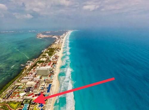 an aerial view of a beach with a red arrow at Perla y Tropical By Andiani in Cancún