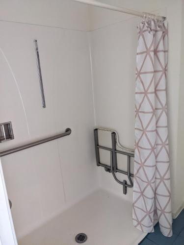 a white bath tub with a shower curtain in a bathroom at Lighthouse Inn in Crescent City