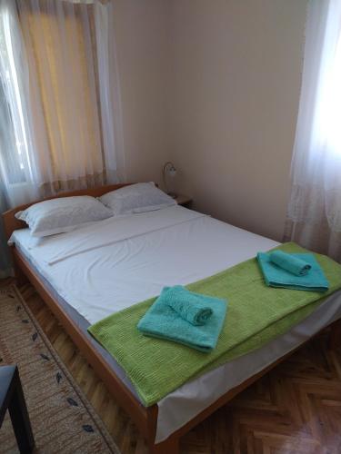 哥魯拜克的住宿－Studio 2，一间卧室配有一张床,上面有两条毛巾