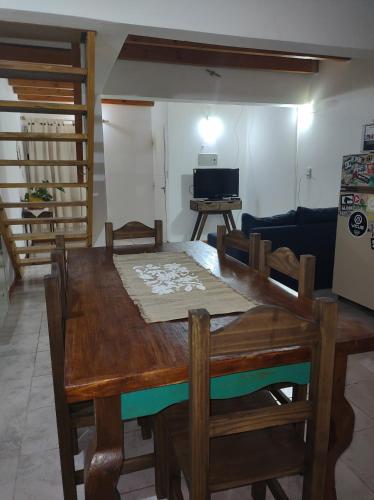 Una mesa de comedor y sillas en una sala de estar. en Rossi, en Malargüe