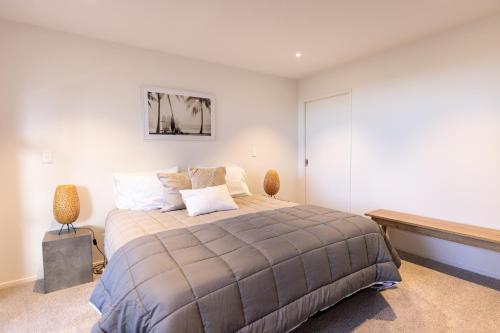 - une chambre avec un grand lit dans l'établissement Ocean Retreat 222, à Mount Maunganui