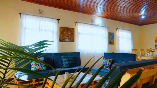 Ruang duduk di Osotwa Maasai Hostel