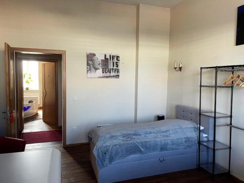 a bedroom with a bed in a room at DZ Appartements - Ferienwohnung mit Klimaanlage, Whirlpool und freiem WLAN - ruhige, zentrale Lage in Wittenberge in Wittenberge
