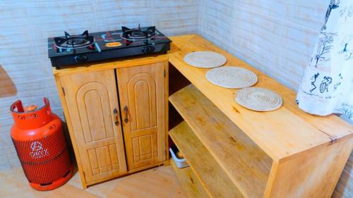 Dapur atau dapur kecil di Osotwa Maasai Hostel
