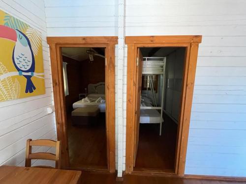 een kamer met 2 houten deuren en een slaapkamer bij Casa Madera Urbanizacion Socorro in Sevilla