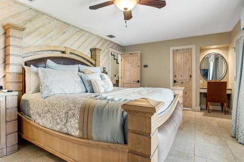 1 dormitorio con 1 cama grande y ventilador de techo en Harbor Paradise, en Spicewood