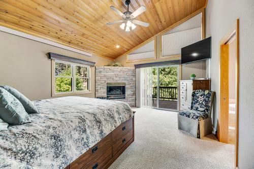 um quarto com uma cama e uma lareira em Rapid Creek Lodge em Rapid City