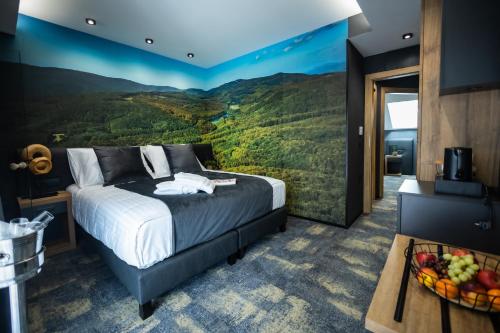 um quarto com uma cama grande e vista para a montanha em 4 Évszak Erdeihotel**** - Mátrafüred em Mátrafüred