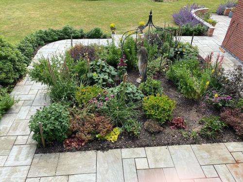 a garden with a bunch of flowers and plants at Cockloft Romantic Countryside Hideaway in Bishops Cannings