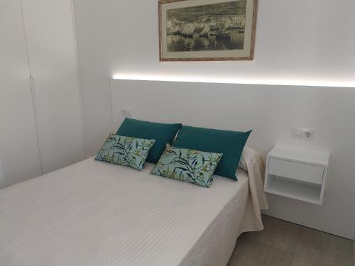 een bed met drie kussens in een kamer bij A Casa do Lago in Pontevedra