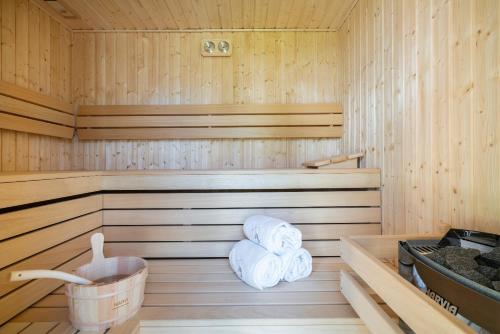 eine Sauna mit Handtüchern und einem Eimer darin in der Unterkunft Przypływy & Odpływy in Jastrzębia Góra