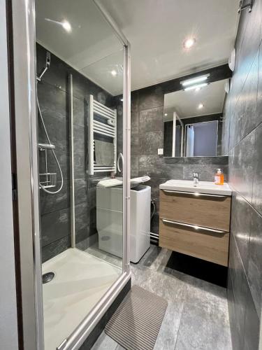 une salle de bain avec douche et lavabo dans l'établissement Val Thorens Studio 4 pers Résidence La Roche Blanche, à Val Thorens