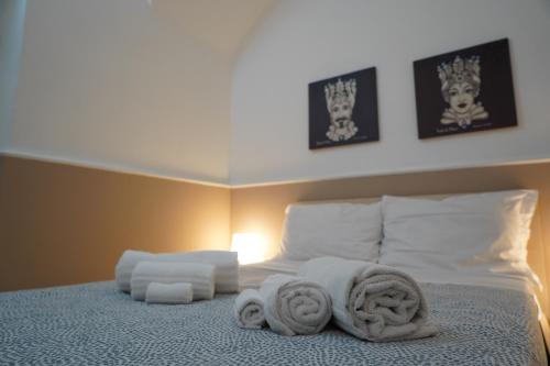 sypialnia z łóżkiem z ręcznikami w obiekcie Sicily House Caronda Catania w Katanii