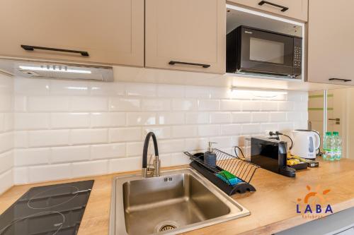 Kuchyň nebo kuchyňský kout v ubytování LABA Kołobrzeg Apartamenty Kasprowicza 20AB