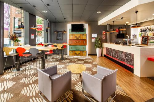 a restaurant with tables and chairs and a bar at ibis Nottingham Centre in Nottingham