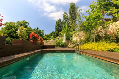 uma piscina num quintal com jardim em 108MM House no Porto