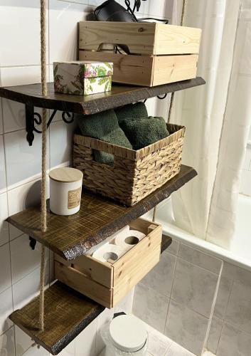 a shelf with baskets and boxes on it in a bathroom at Vikendice Stara Pruga in Gornji Milanovac