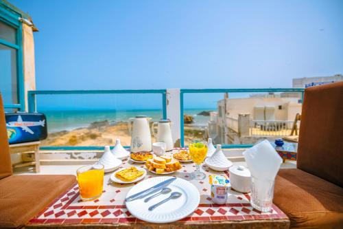 エッサウィラにあるRiad Kafilaの海の景色を望むテーブル