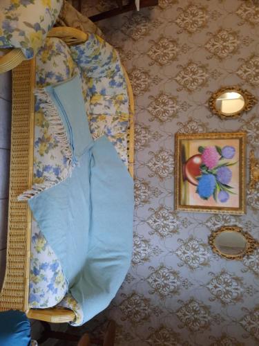 una almohada azul colgada en una pared con una foto en A casa da vovó na orla de Caiobá!! en Floresta