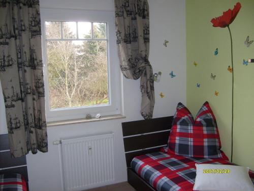 ein Kinderzimmer mit einem Bett und einem Fenster in der Unterkunft Ferienwohnung Strandwiese in Graal-Müritz