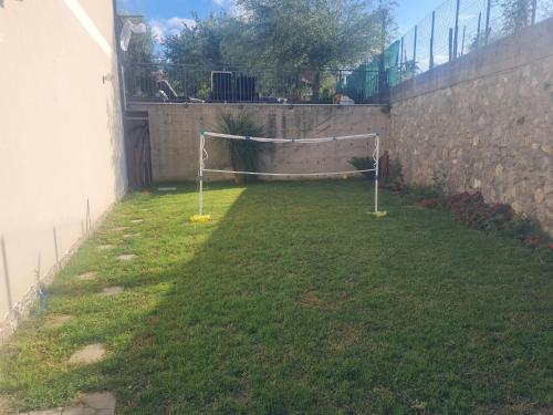 a net in a yard next to a wall at Il Violino degli Dei Holiday House in Agerola