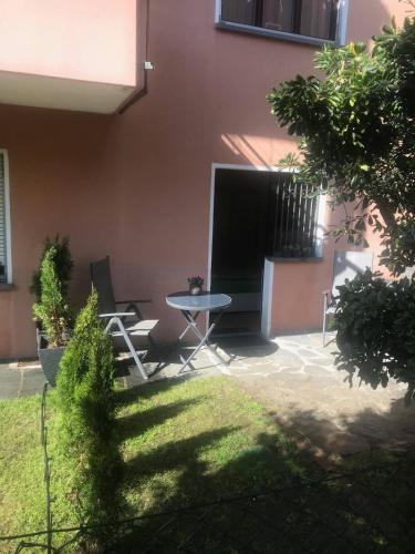 a patio with a table and chairs in a yard at Locarno: camera indipendente in zona residenziale in Locarno