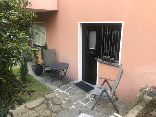 una mesa y sillas frente a una casa en Locarno: camera indipendente in zona residenziale en Locarno