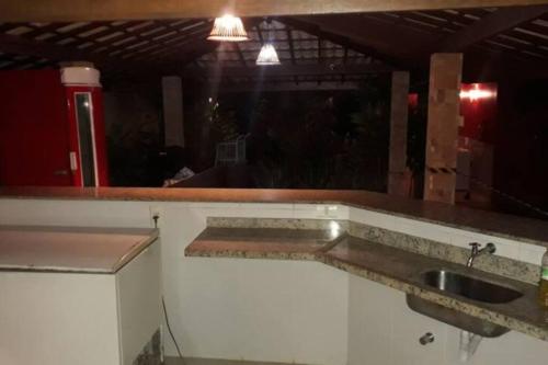 uma cozinha com um lavatório e uma bancada em Imbassai - Casa Alto Padrão completa - Condominio Fechado - A2B3 em Imbassaí